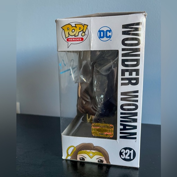 Gal Gadot signed Funko Pop! #321 Wonder Woman with COA - Picture 3 of 8
